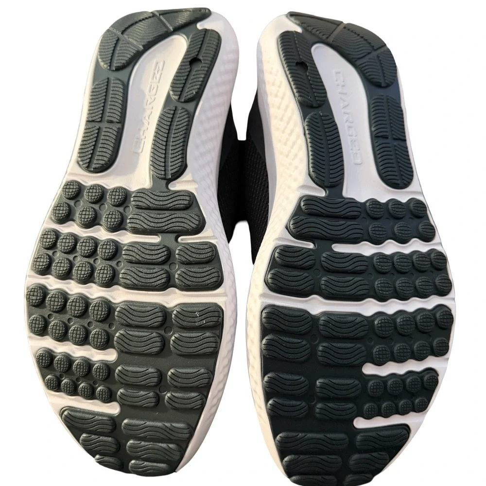 NWT Under Armour Surge 4 Running Shoes Black/Gray/White Size 10.5